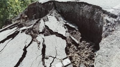 Akibat Curah Hujan yang Berlebihan Mengakibatkan Jalan Sabuk Merah Putus