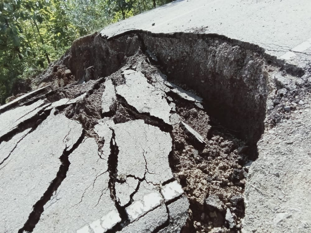 Akibat Curah Hujan yang Berlebihan Mengakibatkan Jalan Sabuk Merah Putus