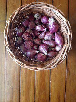 bawang merah dalam mangkuk kayu