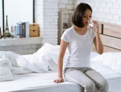 Apakah Benar Minum Air Sebelum Tidur Dapat Membantu Tidur Lebih Cepat? Ini Penjelasannya
