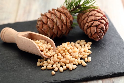 Ragam manfaat kacang pinus dan efek sampingnya