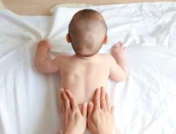 Cara Memijat Bayi yang Benar di Rumah