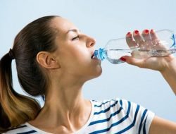 Jangan Disepelekan!,7 Efek Negatif Minum Air Putih Sambil Berdiri