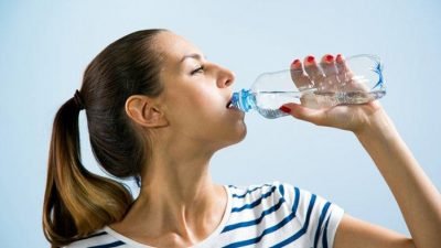 Jangan Disepelekan!,7 Efek Negatif Minum Air Putih Sambil Berdiri