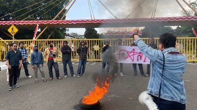 Front Aksi Mahasiswa Bandung Raya Menuntut BBPJN DKI-Jabar Dicopot