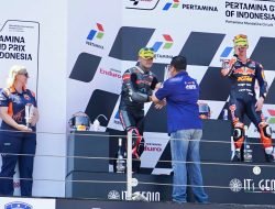 Ketua IMI Bamsoet Serahkan Trophy Juara Dunia Moto2 di Pertamina Mandalika International Circuit