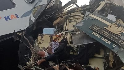 Tabrakan antara kereta api Turangga dan Kereta Api Bandung Raya, mengakibatkan masinis salah satu kereta api tersebut terhimpit badan kereta api