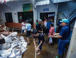 Bongkar Sampah Lumpur dan Umum sisa Banjir di Braga Bandung