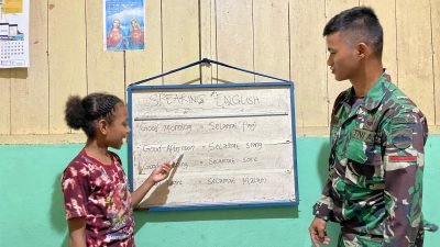 Program Cerdaskan Anak Bangsa, Satgas Yonif 122/TS Berikan Les Bahasa Inggris Kepada Anak-Anak Binaan Pos di Papua