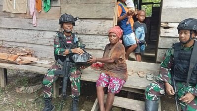 Satgas Yonif 623 Bagikan Sembako Untuk Warga Papua