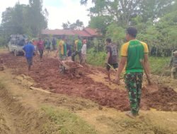 Satgas Pamtas RI-Mly Yonarmed 10/Bradjamusti Bersama Masyarakat Gotong-Royong Memperbaiki Jalan Rusak