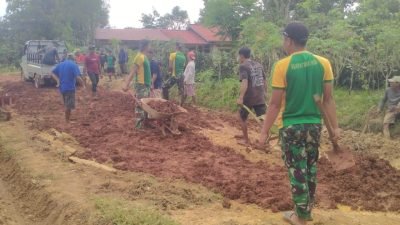 Satgas Pamtas RI-Mly Yonarmed 10/Bradjamusti Bersama Masyarakat Gotong-Royong Memperbaiki Jalan Rusak