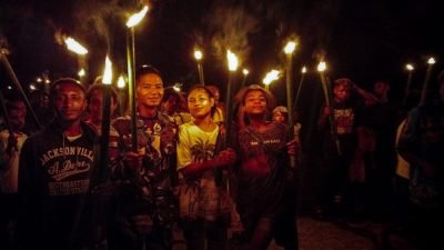 Peringati Hari Paskah , Satgas Yonif 122/TS Laksanakan Pawai Obor Selama 3 Hari Bersama Masyarakat Kp.Mosso di Perbatasan Papua