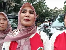 Dharma Wanita Unit Satpol-PP Dan Damkar Bagi-bagi Takjil Di Alun-alun Cimahi