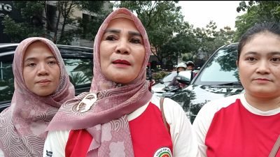 Dharma Wanita Unit Satpol-PP Dan Damkar Bagi-bagi Takjil Di Alun-alun Cimahi