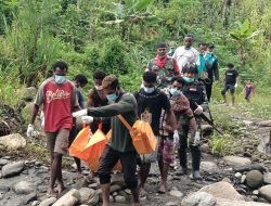 Aksi Sigap Tanggap Personel Satgas Yonif 122/TS Evakuasi Mayat Perempuan di Gubuk Pinggir Sungai