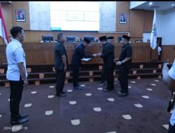 Sidang Paripurna DPRD Kota Cimahi Penyampaian Catatan Strategis LKPJ Tahun Anggaran 2023 Kepada PJ Walikota Cimahi