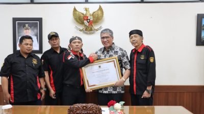 Keberhasilan Pemkot Cimahi Raih WTP 11 Kali, LSM Penjara Berikan Penghargaan Pada Dicky Saromi