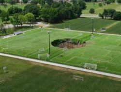 Video CCTV Stadion merekam  momen ketika sebuah lubang  selebar 100 kaki menelan lapangan Sepak Bola.