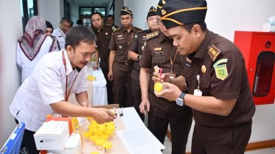 Kajati Jabar Katarina Endang Sarwestri, S.H., M.H mengawali tes urin: karyawan Kejati dan Kejari harus di tes semua