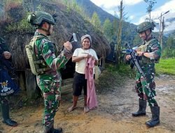 Satgas Yonif 323 Kembali Berikan Bantuan Pakaian Kepada Masyarakat Kampung Wuloni