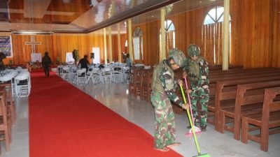 Minggu Kasih, Satgas Yonif 323 Buaya Putih Ajak Masyarakat Bersihkan Gereja