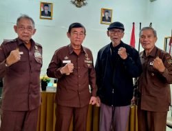 diterima langsung Brigjen TNI (Pur) Darmawi Chaidir, Abah Landoeng bawa selembar Foto Copy Penghargaan relawan Guru Dwikora