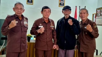 diterima langsung Brigjen TNI (Pur) Darmawi Chaidir, Abah Landoeng bawa selembar Foto Copy Penghargaan relawan Guru Dwikora