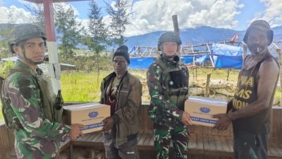 Satgas Yonif 323 Buaya Putih Berikan Sembako Sebagai Wujud Peduli Dengan Tokoh Masyarakat