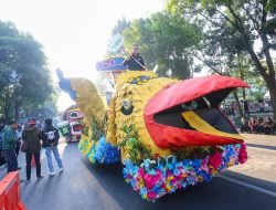 menyajikan tontonan bagi warga, Pawai Kendaraan Hias Sukses Digelar di rangkaian acara HJKB 214