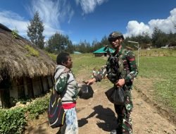 Peringati HUT TNI Ke-79, Satgas Yonif 323 Buaya Putih Bagikan Sembako Kepada Tokoh Agama dan Masyarakat