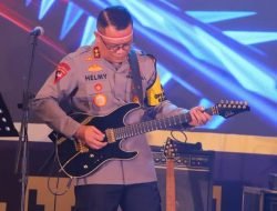 Lewat Melodi Gitar yang dimainkan,  Kapolda Lampung Getarkan Semangat Persatuan untuk Pilkada Damai