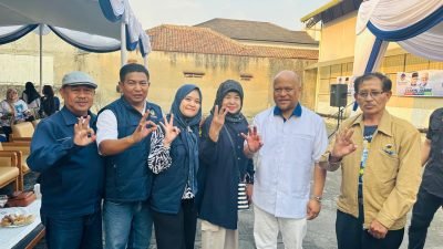 Calon Wakil Gubernur Jawa Barat Ilham Akbar Habibie (tengah baju putih) didampingi Ketua Tim Jeli Center Ivan Ade Sofiyan, (kiri) diapit istrinya Jeli Farina, anggota DPRD kota Cimahi dan Ketua DPC Partai NasDem Cimahi Utara, Ade Ikhsan (baju kuning) berfoto bersama setelah melakukan belusukan di Cimahi Utara