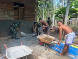 Budayakan Semangat Jiwa Gotong Royong, Satgas Yonif 131/BRS Bantu Masyarakat Membangun Rumah